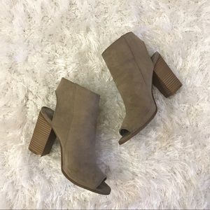 Steve Madden taupe open toe booties
